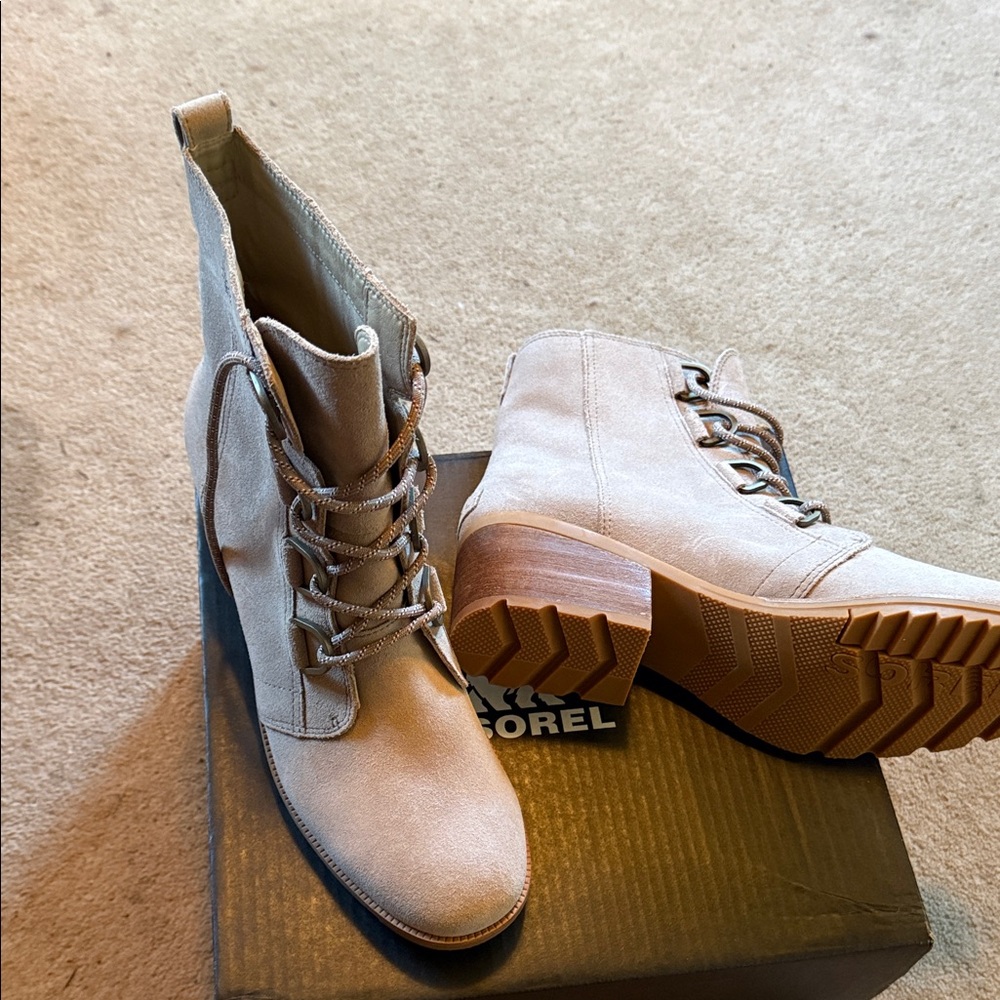 Sorel Women's Cream Lace Up Boots